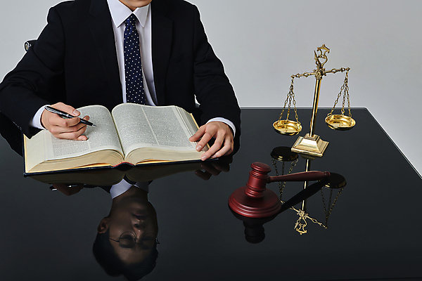 포토 JPG 스튜디오촬영 남자 안경 비즈니스 회색배경 실내 한명 들기 정장 상반신 성인 앞모습 30대 비즈니스라이프 반사 펜 한국인 비즈니스맨 법률가 의사봉 양팔저울 변호사 법전 성인남자한명만 안경낌 국내포토 직업 1 라이프스타일 잡화 옷 뷰포인트 백그라운드 모션 저울 사람 동양인 내부 책 장년 필기구 회색 직장인 남자한명만 성인남자만 파일형식