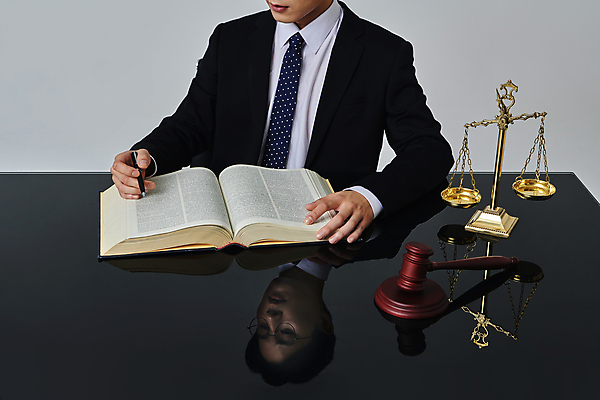 포토 JPG 스튜디오촬영 남자 안경 비즈니스 회색배경 실내 한명 들기 정장 상반신 성인 앞모습 30대 비즈니스라이프 반사 펜 한국인 비즈니스맨 법률가 의사봉 양팔저울 변호사 법전 성인남자한명만 안경낌 국내포토 직업 1 라이프스타일 잡화 옷 뷰포인트 백그라운드 모션 저울 사람 동양인 내부 책 장년 필기구 회색 직장인 남자한명만 성인남자만 파일형식