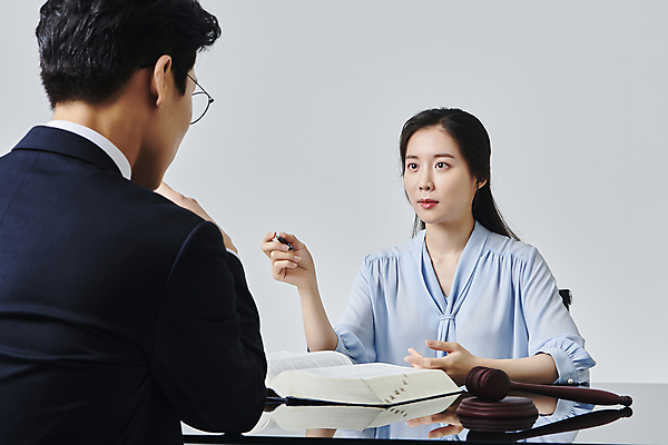 포토 JPG 스튜디오촬영 응시 여자 남자 안경 비즈니스 회색배경 실내 설명 들기 정장 상반신 성인 두명 앞모습 뒷모습 30대 비즈니스라이프 펜 한국인 비즈니스우먼 법률가 의사봉 변호사 법전 성인만 안경낌 국내포토 직업 라이프스타일 시선 잡화 옷 뷰포인트 백그라운드 모션 사람 동양인 내부 책 장년 필기구 회색 직장인 파일형식