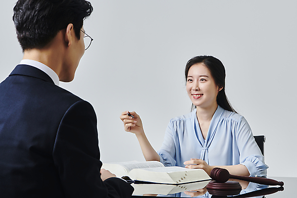 포토 JPG 스튜디오촬영 응시 여자 남자 안경 비즈니스 회색배경 실내 설명 미소 들기 정장 상반신 성인 두명 앞모습 뒷모습 30대 비즈니스라이프 펜 한국인 비즈니스우먼 법률가 의사봉 변호사 법전 성인만 안경낌 국내포토 직업 라이프스타일 시선 잡화 옷 뷰포인트 백그라운드 모션 표정 사람 동양인 내부 책 장년 필기구 회색 직장인 파일형식