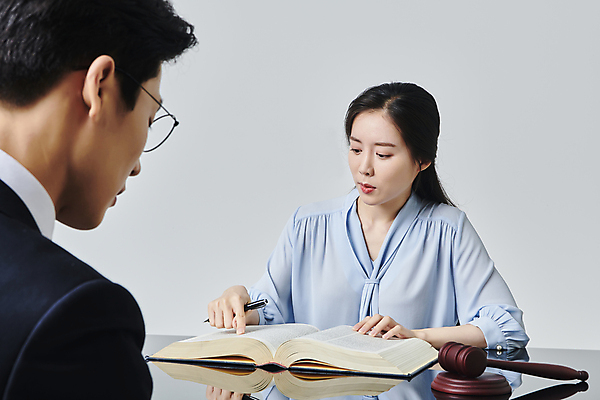 포토 JPG 스튜디오촬영 응시 여자 남자 안경 비즈니스 회색배경 실내 설명 정장 상반신 성인 두명 앞모습 옆모습 30대 비즈니스라이프 펜 한국인 가리킴 비즈니스우먼 법률가 의사봉 변호사 법전 성인만 안경낌 국내포토 직업 라이프스타일 시선 잡화 옷 뷰포인트 백그라운드 모션 사람 동양인 손짓 내부 책 장년 필기구 회색 직장인 파일형식