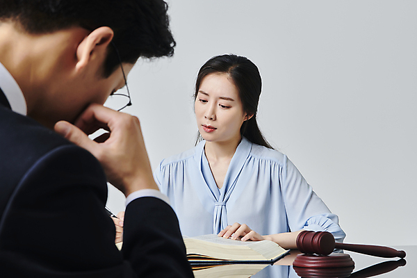 포토 JPG 스튜디오촬영 응시 여자 남자 안경 비즈니스 회색배경 실내 고개숙이기 정장 상반신 성인 두명 앞모습 뒷모습 30대 비즈니스라이프 펜 턱괴기 한국인 비즈니스우먼 법률가 의사봉 변호사 법전 성인만 안경낌 국내포토 직업 라이프스타일 시선 잡화 옷 뷰포인트 백그라운드 모션 숙이기 사람 동양인 내부 책 장년 필기구 회색 직장인 파일형식