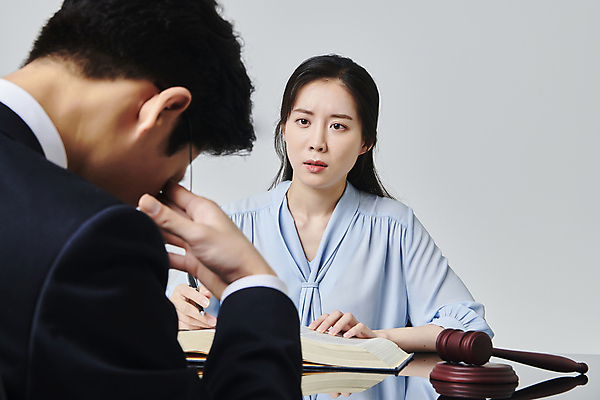 포토 JPG 스튜디오촬영 응시 여자 남자 비즈니스 회색배경 실내 고개숙이기 들기 정장 상반신 성인 두명 앞모습 뒷모습 30대 비즈니스라이프 펜 한국인 비즈니스우먼 법률가 의사봉 변호사 법전 심각 성인만 눈비비기 국내포토 직업 라이프스타일 시선 옷 뷰포인트 백그라운드 컨셉 모션 숙이기 사람 동양인 내부 책 장년 필기구 회색 직장인 파일형식