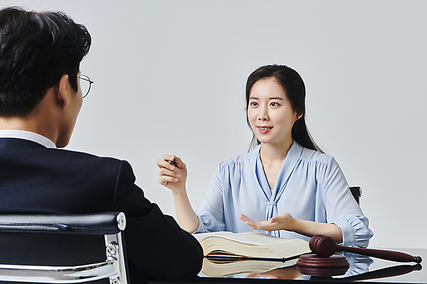 포토 JPG 스튜디오촬영 응시 여자 남자 안경 비즈니스 회색배경 실내 말하기 설명 미소 들기 정장 상반신 성인 두명 앞모습 뒷모습 30대 비즈니스라이프 펜 한국인 비즈니스우먼 법률가 의사봉 변호사 법전 성인만 안경낌 국내포토 직업 라이프스타일 시선 잡화 옷 뷰포인트 백그라운드 모션 표정 사람 동양인 내부 책 장년 필기구 회색 직장인 파일형식