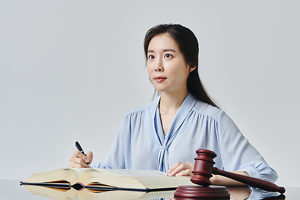 포토 JPG 스튜디오촬영 응시 여자 비즈니스 회색배경 실내 한명 상반신 성인 옆모습 30대 비즈니스라이프 펜 한국인 잡기 비즈니스우먼 법률가 의사봉 변호사 법전 성인여자한명만 국내포토 직업 1 라이프스타일 시선 뷰포인트 백그라운드 모션 사람 동양인 내부 책 장년 필기구 회색 직장인 여자한명만 성인여자만 파일형식