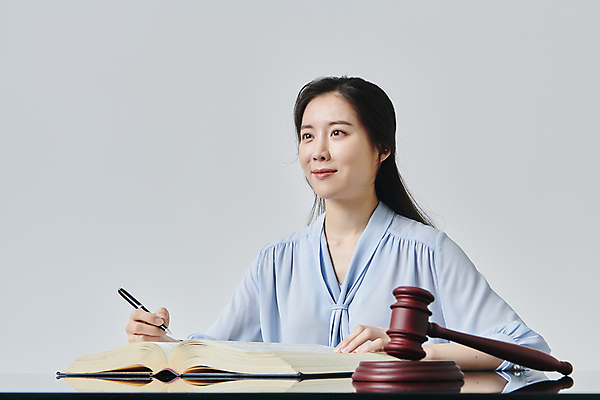 포토 JPG 스튜디오촬영 응시 여자 비즈니스 회색배경 실내 한명 미소 상반신 성인 옆모습 30대 비즈니스라이프 펜 한국인 잡기 비즈니스우먼 법률가 의사봉 변호사 법전 성인여자한명만 국내포토 직업 1 라이프스타일 시선 뷰포인트 백그라운드 모션 표정 사람 동양인 내부 책 장년 필기구 회색 직장인 여자한명만 성인여자만 파일형식