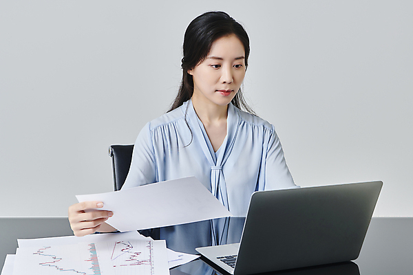 포토 JPG 스튜디오촬영 응시 여자 비즈니스 회색배경 직장 실내 한명 들기 상반신 성인 앞모습 30대 비즈니스라이프 노트북 한국인 업무 비즈니스우먼 문서 성인여자한명만 국내포토 1 라이프스타일 시선 뷰포인트 백그라운드 회사 모션 사람 동양인 내부 장년 전자제품 회색 작업 직장인 여자한명만 성인여자만 파일형식