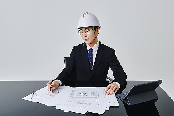 포토 JPG 스튜디오촬영 응시 남자 안경 비즈니스 회색배경 건설업 직장 실내 한명 미소 들기 정장 상반신 성인 앞모습 30대 비즈니스라이프 태블릿 펜 설계도 한국인 비즈니스맨 안전모 건축가 건축설계사 건축업자 성인남자한명만 안경낌 국내포토 직업 1 라이프스타일 시선 잡화 옷 건축 산업 뷰포인트 백그라운드 회사 모션 표정 사람 동양인 내부 장년 전자제품 스마트기기 필기구 회색 직장인 헬멧 안전장비 남자한명만 성인남자만 파일형식