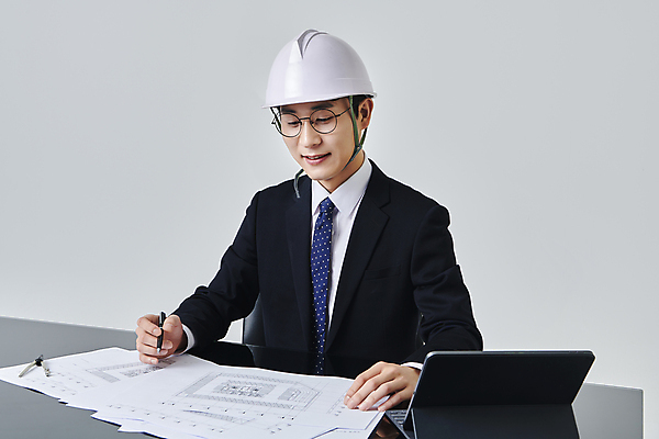 포토 JPG 스튜디오촬영 응시 남자 안경 비즈니스 회색배경 건설업 직장 실내 한명 미소 들기 정장 상반신 성인 앞모습 30대 비즈니스라이프 태블릿 펜 설계도 한국인 비즈니스맨 안전모 건축가 건축설계사 건축업자 성인남자한명만 안경낌 국내포토 직업 1 라이프스타일 시선 잡화 옷 건축 산업 뷰포인트 백그라운드 회사 모션 표정 사람 동양인 내부 장년 전자제품 스마트기기 필기구 회색 직장인 헬멧 안전장비 남자한명만 성인남자만 파일형식