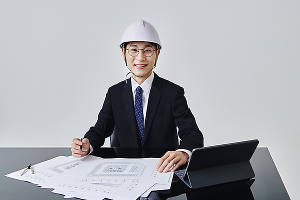 포토 JPG 스튜디오촬영 응시 남자 안경 비즈니스 회색배경 건설업 직장 실내 한명 미소 들기 정장 상반신 성인 앞모습 30대 비즈니스라이프 태블릿 펜 설계도 한국인 비즈니스맨 안전모 건축가 건축설계사 건축업자 성인남자한명만 안경낌 국내포토 직업 1 라이프스타일 시선 잡화 옷 건축 산업 뷰포인트 백그라운드 회사 모션 표정 사람 동양인 내부 장년 전자제품 스마트기기 필기구 회색 직장인 헬멧 안전장비 남자한명만 성인남자만 파일형식