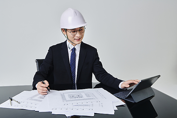 포토 JPG 스튜디오촬영 응시 남자 안경 비즈니스 회색배경 건설업 직장 실내 한명 미소 들기 정장 상반신 성인 앞모습 30대 비즈니스라이프 태블릿 펜 설계도 터치 한국인 비즈니스맨 안전모 건축가 건축설계사 건축업자 성인남자한명만 안경낌 국내포토 직업 1 라이프스타일 시선 잡화 옷 건축 산업 뷰포인트 백그라운드 회사 모션 표정 사람 동양인 내부 장년 전자제품 스마트기기 필기구 회색 직장인 헬멧 안전장비 남자한명만 성인남자만 파일형식