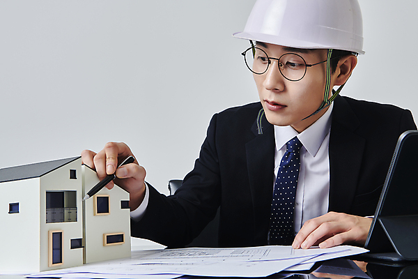 포토 JPG 스튜디오촬영 응시 남자 안경 비즈니스 회색배경 건설업 직장 실내 한명 들기 정장 근접촬영 상반신 성인 앞모습 30대 비즈니스라이프 태블릿 펜 한국인 가리킴 비즈니스맨 안전모 건축가 건축모형 건축설계사 건축업자 성인남자한명만 안경낌 국내포토 직업 1 라이프스타일 시선 잡화 옷 건축 산업 뷰포인트 백그라운드 회사 모션 사람 동양인 손짓 내부 장년 전자제품 스마트기기 필기구 모형 회색 직장인 헬멧 안전장비 남자한명만 성인남자만 파일형식