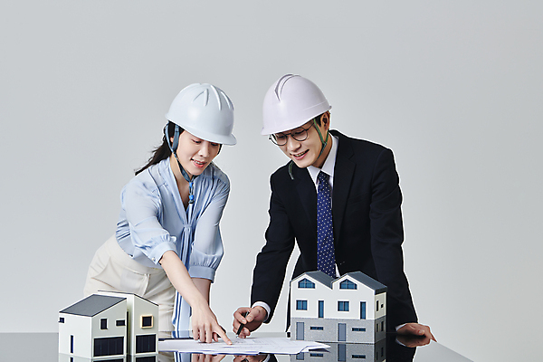 포토 JPG 스튜디오촬영 응시 여자 남자 안경 비즈니스 회색배경 건설업 직장 실내 미소 들기 정장 상반신 성인 두명 앞모습 30대 비즈니스라이프 설계도 한국인 가리킴 비즈니스맨 비즈니스우먼 안전모 건축가 건축모형 건축설계사 건축업자 성인만 안경낌 국내포토 직업 라이프스타일 시선 잡화 옷 건축 산업 뷰포인트 백그라운드 회사 모션 표정 사람 동양인 손짓 내부 장년 모형 회색 직장인 헬멧 안전장비 파일형식