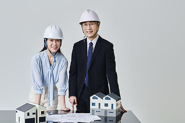 포토 JPG 스튜디오촬영 응시 여자 남자 안경 비즈니스 회색배경 건설업 직장 실내 미소 정장 상반신 성인 두명 앞모습 30대 비즈니스라이프 기댐 설계도 한국인 비즈니스맨 비즈니스우먼 안전모 건축가 건축모형 건축설계사 건축업자 성인만 안경낌 국내포토 직업 라이프스타일 시선 잡화 옷 건축 산업 뷰포인트 백그라운드 회사 모션 표정 사람 동양인 내부 장년 모형 회색 직장인 헬멧 안전장비 파일형식
