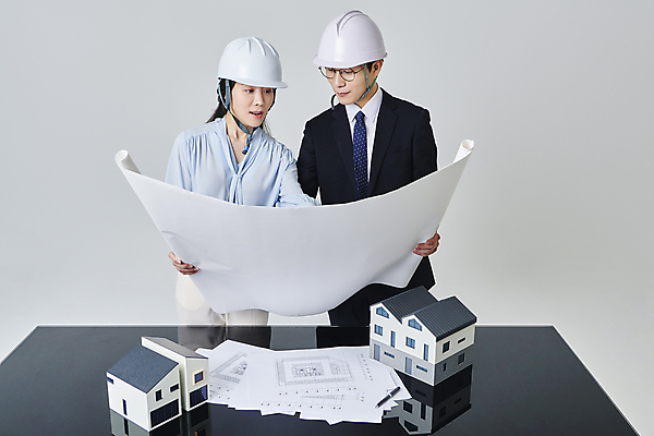 포토 JPG 스튜디오촬영 응시 여자 남자 안경 비즈니스 회색배경 건설업 직장 실내 들기 정장 상반신 성인 두명 앞모습 30대 비즈니스라이프 펜 설계도 한국인 비즈니스맨 비즈니스우먼 안전모 건축가 건축모형 건축설계사 건축업자 성인만 안경낌 국내포토 직업 라이프스타일 시선 잡화 옷 건축 산업 뷰포인트 백그라운드 회사 모션 사람 동양인 내부 장년 필기구 모형 회색 직장인 헬멧 안전장비 파일형식