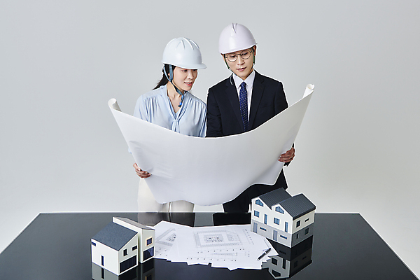 포토 JPG 스튜디오촬영 응시 여자 남자 안경 비즈니스 회색배경 건설업 직장 실내 미소 들기 정장 상반신 성인 두명 앞모습 30대 비즈니스라이프 펜 설계도 한국인 비즈니스맨 비즈니스우먼 안전모 건축가 건축모형 건축설계사 건축업자 성인만 안경낌 국내포토 직업 라이프스타일 시선 잡화 옷 건축 산업 뷰포인트 백그라운드 회사 모션 표정 사람 동양인 내부 장년 필기구 모형 회색 직장인 헬멧 안전장비 파일형식