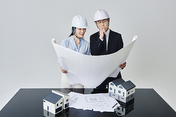 포토 JPG 스튜디오촬영 응시 여자 남자 안경 생각 비즈니스 회색배경 건설업 직장 실내 미소 들기 정장 상반신 성인 두명 앞모습 30대 비즈니스라이프 펜 턱괴기 설계도 한국인 비즈니스맨 비즈니스우먼 안전모 건축가 건축모형 건축설계사 건축업자 성인만 안경낌 국내포토 직업 라이프스타일 시선 잡화 옷 건축 산업 뷰포인트 백그라운드 회사 모션 표정 사람 동양인 내부 장년 필기구 모형 회색 직장인 헬멧 안전장비 파일형식