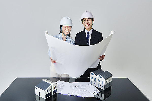 포토 JPG 스튜디오촬영 응시 여자 남자 안경 비즈니스 회색배경 건설업 직장 실내 미소 들기 정장 상반신 성인 두명 앞모습 30대 비즈니스라이프 펜 설계도 한국인 비즈니스맨 비즈니스우먼 안전모 건축가 건축모형 건축설계사 건축업자 성인만 안경낌 국내포토 직업 라이프스타일 시선 잡화 옷 건축 산업 뷰포인트 백그라운드 회사 모션 표정 사람 동양인 내부 장년 필기구 모형 회색 직장인 헬멧 안전장비 파일형식