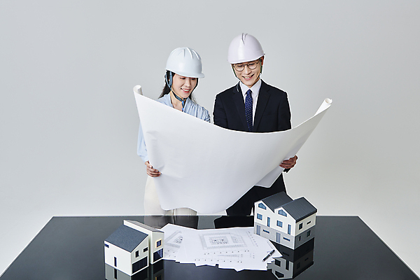 포토 JPG 스튜디오촬영 응시 여자 남자 안경 비즈니스 회색배경 건설업 직장 실내 미소 들기 정장 상반신 성인 두명 앞모습 30대 비즈니스라이프 펜 설계도 한국인 비즈니스맨 비즈니스우먼 안전모 건축가 건축모형 건축설계사 건축업자 성인만 안경낌 국내포토 직업 라이프스타일 시선 잡화 옷 건축 산업 뷰포인트 백그라운드 회사 모션 표정 사람 동양인 내부 장년 필기구 모형 회색 직장인 헬멧 안전장비 파일형식