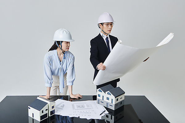 포토 JPG 스튜디오촬영 응시 여자 남자 안경 비즈니스 회색배경 건설업 직장 실내 들기 정장 상반신 성인 두명 앞모습 옆모습 30대 비즈니스라이프 펜 기댐 설계도 한국인 비즈니스맨 비즈니스우먼 안전모 건축가 건축모형 건축설계사 건축업자 성인만 안경낌 국내포토 직업 라이프스타일 시선 잡화 옷 건축 산업 뷰포인트 백그라운드 회사 모션 사람 동양인 내부 장년 필기구 모형 회색 직장인 헬멧 안전장비 파일형식