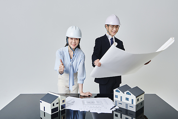 포토 JPG 스튜디오촬영 응시 여자 남자 안경 비즈니스 회색배경 건설업 직장 실내 미소 들기 정장 상반신 성인 두명 앞모습 옆모습 30대 비즈니스라이프 펜 설계도 한국인 최고 비즈니스맨 비즈니스우먼 안전모 건축가 건축모형 건축설계사 건축업자 성인만 안경낌 국내포토 직업 라이프스타일 시선 잡화 옷 건축 산업 뷰포인트 백그라운드 회사 모션 표정 사람 동양인 내부 장년 필기구 모형 회색 직장인 헬멧 안전장비 파일형식