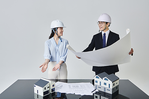 포토 JPG 스튜디오촬영 여자 남자 안경 비즈니스 회색배경 건설업 직장 실내 미소 들기 정장 손짓 상반신 성인 두명 앞모습 30대 비즈니스라이프 펜 마주보기 설계도 한국인 비즈니스맨 비즈니스우먼 안전모 건축가 건축모형 건축설계사 건축업자 성인만 안경낌 국내포토 직업 라이프스타일 잡화 옷 건축 산업 뷰포인트 백그라운드 회사 모션 표정 사람 동양인 내부 장년 필기구 모형 회색 직장인 헬멧 안전장비 파일형식