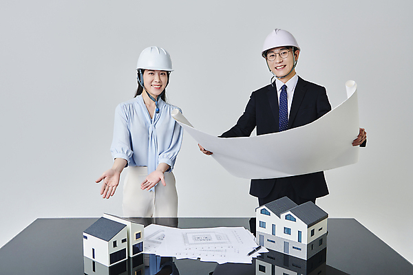 포토 JPG 스튜디오촬영 응시 여자 남자 안경 비즈니스 회색배경 건설업 직장 실내 미소 들기 정장 손짓 상반신 성인 두명 앞모습 30대 비즈니스라이프 펜 설계도 한국인 비즈니스맨 비즈니스우먼 안전모 건축가 건축모형 건축설계사 건축업자 성인만 안경낌 국내포토 직업 라이프스타일 시선 잡화 옷 건축 산업 뷰포인트 백그라운드 회사 모션 표정 사람 동양인 내부 장년 필기구 모형 회색 직장인 헬멧 안전장비 파일형식