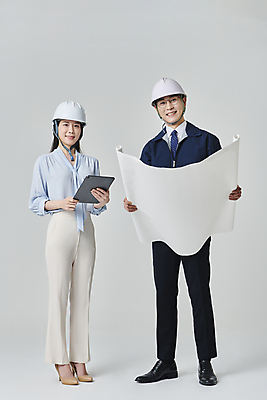 포토 JPG 스튜디오촬영 전신 응시 여자 남자 안경 비즈니스 회색배경 건설업 직장 실내 서기 미소 들기 정장 성인 두명 앞모습 30대 비즈니스라이프 태블릿 설계도 한국인 비즈니스맨 비즈니스우먼 안전모 건축가 건축설계사 건축업자 성인만 안경낌 국내포토 직업 라이프스타일 시선 잡화 옷 건축 산업 뷰포인트 백그라운드 회사 모션 표정 사람 동양인 내부 장년 전자제품 스마트기기 회색 직장인 헬멧 안전장비 파일형식