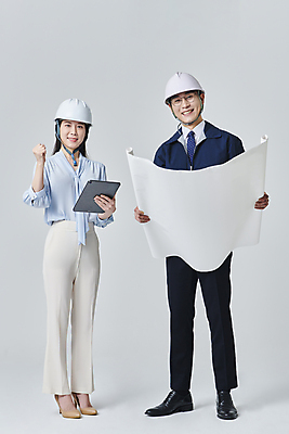 포토 JPG 스튜디오촬영 전신 응시 여자 남자 안경 비즈니스 회색배경 건설업 직장 실내 서기 미소 들기 정장 성인 두명 앞모습 30대 비즈니스라이프 태블릿 파이팅 설계도 한국인 비즈니스맨 비즈니스우먼 안전모 건축가 건축설계사 건축업자 성인만 안경낌 국내포토 직업 라이프스타일 시선 잡화 옷 건축 산업 뷰포인트 백그라운드 회사 모션 표정 사람 동양인 내부 장년 전자제품 스마트기기 회색 직장인 헬멧 안전장비 파일형식