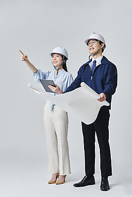 포토 JPG 스튜디오촬영 전신 응시 여자 남자 안경 비즈니스 회색배경 건설업 직장 실내 서기 미소 들기 정장 성인 두명 옆모습 30대 비즈니스라이프 태블릿 설계도 한국인 가리킴 비즈니스맨 비즈니스우먼 안전모 건축가 건축설계사 건축업자 성인만 안경낌 국내포토 직업 라이프스타일 시선 잡화 옷 건축 산업 뷰포인트 백그라운드 회사 모션 표정 사람 동양인 손짓 내부 장년 전자제품 스마트기기 회색 직장인 헬멧 안전장비 파일형식