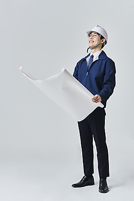포토 JPG 스튜디오촬영 전신 남자 안경 비즈니스 회색배경 건설업 직장 실내 한명 서기 미소 들기 정장 성인 옆모습 30대 비즈니스라이프 설계도 한국인 올려보기 비즈니스맨 안전모 건축가 건축설계사 건축업자 성인남자한명만 안경낌 국내포토 직업 1 라이프스타일 잡화 옷 건축 산업 뷰포인트 백그라운드 회사 모션 표정 사람 동양인 내부 장년 회색 직장인 헬멧 안전장비 남자한명만 성인남자만 파일형식