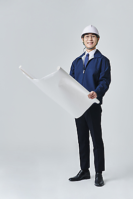 포토 JPG 스튜디오촬영 전신 응시 남자 안경 비즈니스 회색배경 건설업 직장 실내 한명 서기 미소 들기 정장 성인 앞모습 30대 비즈니스라이프 설계도 한국인 비즈니스맨 안전모 건축가 건축설계사 건축업자 성인남자한명만 안경낌 국내포토 직업 1 라이프스타일 시선 잡화 옷 건축 산업 뷰포인트 백그라운드 회사 모션 표정 사람 동양인 내부 장년 회색 직장인 헬멧 안전장비 남자한명만 성인남자만 파일형식