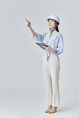 포토 JPG 스튜디오촬영 전신 여자 비즈니스 회색배경 건설업 직장 실내 한명 서기 미소 들기 성인 옆모습 30대 비즈니스라이프 태블릿 한국인 올려보기 가리킴 비즈니스우먼 안전모 건축가 건축설계사 건축업자 성인여자한명만 국내포토 직업 1 라이프스타일 건축 산업 뷰포인트 백그라운드 회사 모션 표정 사람 동양인 손짓 내부 장년 전자제품 스마트기기 회색 직장인 헬멧 안전장비 여자한명만 성인여자만 파일형식
