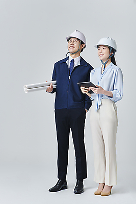 포토 JPG 스튜디오촬영 전신 응시 여자 남자 안경 비즈니스 회색배경 건설업 직장 실내 서기 미소 들기 정장 성인 두명 앞모습 옆모습 30대 비즈니스라이프 태블릿 설계도 한국인 비즈니스맨 비즈니스우먼 안전모 건축가 주머니손 건축설계사 건축업자 성인만 안경낌 국내포토 직업 라이프스타일 시선 잡화 옷 건축 산업 뷰포인트 백그라운드 회사 모션 표정 사람 동양인 내부 장년 전자제품 스마트기기 회색 직장인 헬멧 안전장비 파일형식
