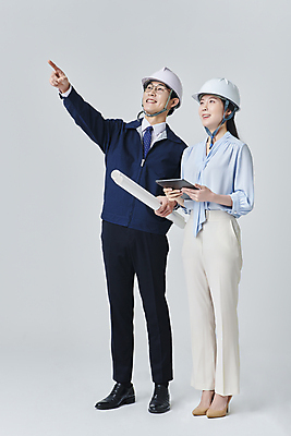포토 JPG 스튜디오촬영 전신 응시 여자 남자 안경 비즈니스 회색배경 건설업 직장 실내 서기 미소 들기 정장 성인 두명 앞모습 옆모습 30대 비즈니스라이프 태블릿 설계도 한국인 올려보기 가리킴 비즈니스맨 비즈니스우먼 안전모 건축가 건축설계사 건축업자 성인만 안경낌 국내포토 직업 라이프스타일 시선 잡화 옷 건축 산업 뷰포인트 백그라운드 회사 모션 표정 사람 동양인 손짓 내부 장년 전자제품 스마트기기 회색 직장인 헬멧 안전장비 파일형식
