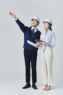 포토 JPG 스튜디오촬영 전신 응시 여자 남자 안경 비즈니스 회색배경 건설업 직장 실내 서기 미소 들기 정장 성인 두명 앞모습 옆모습 30대 비즈니스라이프 태블릿 설계도 한국인 올려보기 가리킴 비즈니스맨 비즈니스우먼 안전모 건축가 건축설계사 건축업자 성인만 안경낌 국내포토 직업 라이프스타일 시선 잡화 옷 건축 산업 뷰포인트 백그라운드 회사 모션 표정 사람 동양인 손짓 내부 장년 전자제품 스마트기기 회색 직장인 헬멧 안전장비 파일형식