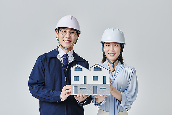 포토 JPG 스튜디오촬영 응시 여자 남자 안경 비즈니스 회색배경 건설업 직장 실내 미소 들기 정장 상반신 성인 두명 앞모습 30대 비즈니스라이프 한국인 비즈니스맨 비즈니스우먼 안전모 건축가 건축모형 건축설계사 건축업자 성인만 안경낌 국내포토 직업 라이프스타일 시선 잡화 옷 건축 산업 뷰포인트 백그라운드 회사 모션 표정 사람 동양인 내부 장년 모형 회색 직장인 헬멧 안전장비 파일형식