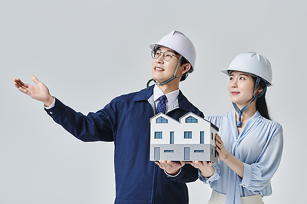 포토 JPG 스튜디오촬영 응시 여자 남자 안경 비즈니스 회색배경 건설업 직장 실내 미소 들기 정장 상반신 성인 두명 앞모습 30대 비즈니스라이프 한국인 올려보기 가리킴 비즈니스맨 비즈니스우먼 안전모 건축가 건축모형 건축설계사 건축업자 성인만 안경낌 국내포토 직업 라이프스타일 시선 잡화 옷 건축 산업 뷰포인트 백그라운드 회사 모션 표정 사람 동양인 손짓 내부 장년 모형 회색 직장인 헬멧 안전장비 파일형식