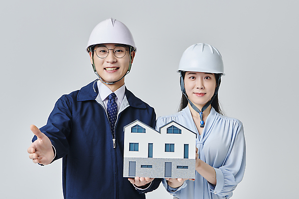 포토 JPG 스튜디오촬영 응시 여자 남자 안경 비즈니스 회색배경 건설업 직장 실내 미소 들기 정장 상반신 성인 두명 앞모습 30대 비즈니스라이프 한국인 비즈니스맨 비즈니스우먼 안전모 건축가 손내밀기 건축모형 건축설계사 건축업자 성인만 안경낌 국내포토 직업 라이프스타일 시선 잡화 옷 건축 산업 뷰포인트 백그라운드 회사 모션 표정 사람 동양인 손짓 내부 장년 모형 회색 직장인 헬멧 안전장비 파일형식