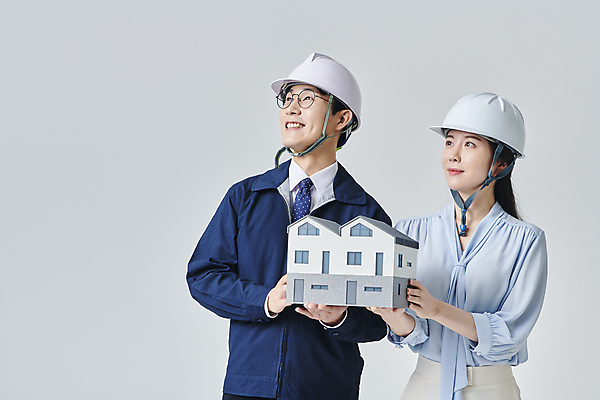 포토 JPG 스튜디오촬영 응시 여자 남자 안경 비즈니스 회색배경 건설업 직장 실내 미소 들기 정장 상반신 성인 두명 앞모습 30대 비즈니스라이프 한국인 비즈니스맨 비즈니스우먼 안전모 건축가 건축모형 건축설계사 건축업자 성인만 안경낌 국내포토 직업 라이프스타일 시선 잡화 옷 건축 산업 뷰포인트 백그라운드 회사 모션 표정 사람 동양인 내부 장년 모형 회색 직장인 헬멧 안전장비 파일형식