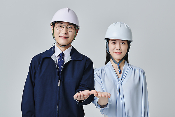 포토 JPG 스튜디오촬영 응시 여자 남자 안경 비즈니스 회색배경 건설업 직장 실내 미소 정장 상반신 성인 두명 앞모습 30대 비즈니스라이프 한국인 비즈니스맨 비즈니스우먼 안전모 건축가 손내밀기 건축설계사 건축업자 성인만 안경낌 국내포토 직업 라이프스타일 시선 잡화 옷 건축 산업 뷰포인트 백그라운드 회사 표정 사람 동양인 손짓 내부 장년 회색 직장인 헬멧 안전장비 파일형식