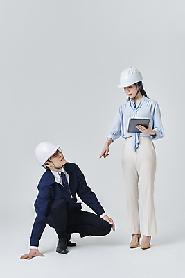 포토 JPG 스튜디오촬영 전신 여자 남자 안경 비즈니스 회색배경 건설업 직장 실내 서기 들기 정장 성인 두명 앞모습 옆모습 30대 비즈니스라이프 태블릿 한국인 가리킴 비즈니스맨 비즈니스우먼 안전모 건축가 웅크림 건축설계사 건축업자 손짚기 성인만 안경낌 국내포토 직업 라이프스타일 잡화 옷 건축 산업 뷰포인트 백그라운드 회사 모션 사람 동양인 손짓 내부 장년 전자제품 스마트기기 회색 직장인 헬멧 안전장비 파일형식