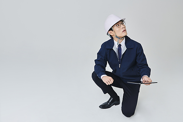 포토 JPG 스튜디오촬영 전신 응시 남자 안경 비즈니스 회색배경 건설업 직장 실내 한명 들기 정장 성인 앞모습 30대 비즈니스라이프 태블릿 한국인 올려보기 비즈니스맨 무릎꿇기 안전모 건축가 건축설계사 건축업자 성인남자한명만 안경낌 국내포토 직업 1 라이프스타일 시선 잡화 옷 건축 산업 뷰포인트 백그라운드 회사 모션 사람 동양인 내부 장년 전자제품 스마트기기 회색 직장인 헬멧 안전장비 남자한명만 성인남자만 파일형식