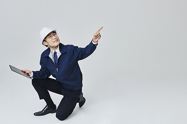 포토 JPG 스튜디오촬영 전신 응시 남자 안경 비즈니스 회색배경 건설업 직장 실내 한명 들기 정장 성인 옆모습 30대 비즈니스라이프 태블릿 한국인 올려보기 가리킴 비즈니스맨 무릎꿇기 안전모 건축가 건축설계사 건축업자 성인남자한명만 안경낌 국내포토 직업 1 라이프스타일 시선 잡화 옷 건축 산업 뷰포인트 백그라운드 회사 모션 사람 동양인 손짓 내부 장년 전자제품 스마트기기 회색 직장인 헬멧 안전장비 남자한명만 성인남자만 파일형식
