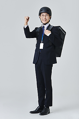 포토 JPG 스튜디오촬영 전신 응시 남자 안경 비즈니스 회색배경 직장 실내 한명 서기 미소 정장 성인 앞모습 30대 비즈니스라이프 파이팅 한국인 비즈니스맨 배달원 헬멧 사원증 라이더 배달원가방 성인남자한명만 안경낌 긱워커 국내포토 직업 1 라이프스타일 시선 잡화 옷 뷰포인트 백그라운드 회사 모션 표정 사람 동양인 내부 장년 회색 직장인 보호장비 배송 남자한명만 성인남자만 파일형식 긱이코노미