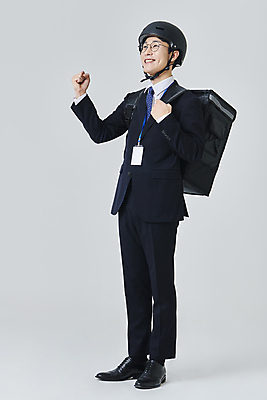 포토 JPG 스튜디오촬영 전신 응시 남자 안경 비즈니스 회색배경 직장 실내 한명 서기 미소 정장 성인 옆모습 30대 비즈니스라이프 파이팅 한국인 비즈니스맨 배달원 헬멧 사원증 라이더 배달원가방 성인남자한명만 안경낌 긱워커 국내포토 직업 1 라이프스타일 시선 잡화 옷 뷰포인트 백그라운드 회사 모션 표정 사람 동양인 내부 장년 회색 직장인 보호장비 배송 남자한명만 성인남자만 파일형식 긱이코노미