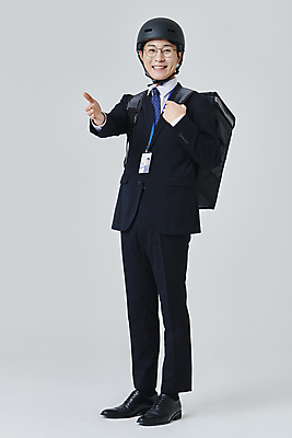 포토 JPG 스튜디오촬영 전신 응시 남자 안경 비즈니스 회색배경 직장 실내 한명 서기 미소 정장 성인 앞모습 30대 비즈니스라이프 한국인 비즈니스맨 배달원 헬멧 손내밀기 사원증 라이더 배달원가방 성인남자한명만 안경낌 긱워커 국내포토 직업 1 라이프스타일 시선 잡화 옷 뷰포인트 백그라운드 회사 모션 표정 사람 동양인 손짓 내부 장년 회색 직장인 보호장비 배송 남자한명만 성인남자만 파일형식 긱이코노미