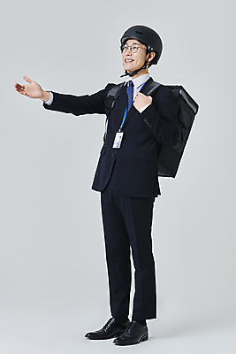 포토 JPG 스튜디오촬영 전신 응시 남자 안경 비즈니스 회색배경 직장 실내 한명 서기 미소 정장 성인 옆모습 30대 비즈니스라이프 한국인 비즈니스맨 배달원 헬멧 손내밀기 사원증 라이더 배달원가방 성인남자한명만 안경낌 긱워커 국내포토 직업 1 라이프스타일 시선 잡화 옷 뷰포인트 백그라운드 회사 모션 표정 사람 동양인 손짓 내부 장년 회색 직장인 보호장비 배송 남자한명만 성인남자만 파일형식 긱이코노미