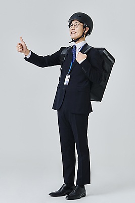 포토 JPG 스튜디오촬영 전신 응시 남자 안경 비즈니스 회색배경 직장 실내 한명 서기 미소 정장 성인 옆모습 30대 비즈니스라이프 한국인 최고 비즈니스맨 배달원 헬멧 사원증 라이더 배달원가방 성인남자한명만 안경낌 긱워커 국내포토 직업 1 라이프스타일 시선 잡화 옷 뷰포인트 백그라운드 회사 모션 표정 사람 동양인 내부 장년 회색 직장인 보호장비 배송 남자한명만 성인남자만 파일형식 긱이코노미