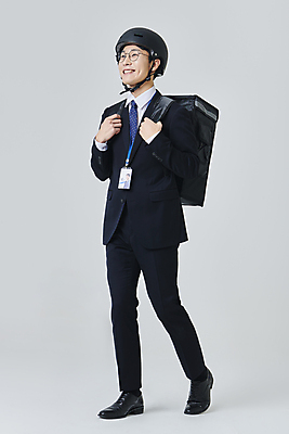 포토 JPG 스튜디오촬영 전신 응시 남자 안경 비즈니스 회색배경 직장 실내 한명 미소 정장 성인 옆모습 30대 비즈니스라이프 걷기 한국인 비즈니스맨 배달원 헬멧 매기 사원증 라이더 배달원가방 성인남자한명만 안경낌 긱워커 국내포토 직업 1 라이프스타일 시선 잡화 옷 뷰포인트 백그라운드 회사 모션 표정 사람 동양인 내부 장년 회색 직장인 보호장비 배송 남자한명만 성인남자만 파일형식 긱이코노미